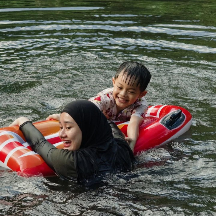 <p>Ia juga memboyong istri, Dinda Hauw, dan kedua anaknya, Arshakalif Muhammad Mbayang dan Arashkaba Muhammad Mbayang. Hal ini diketahui langsung melalui beberapa foto yang diunggah Rey di akun Instagram pribadinya. (Foto: Instagram @rey_mbayang)</p>