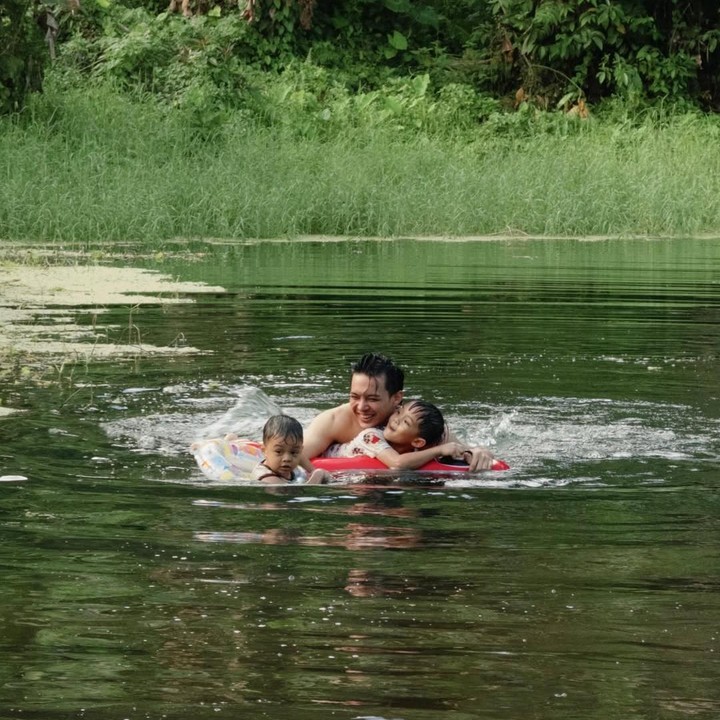 <p>Ia pun menuliskan kata-kata dalam bahasa Manado yang mengingatkan untuk tidak lupa dengan tempat asalnya. &ldquo;Kalau kamu sudah besar/berhasil merantau, jangan lupa untuk tetap pulang ke kampung halaman,&rdquo; tulis Rey. (Foto: Instagram @rey_mbayang)</p>