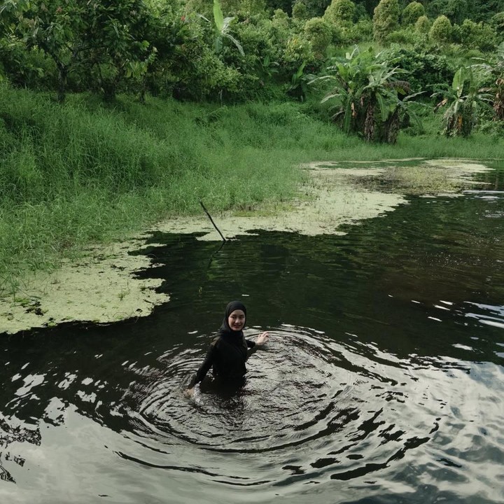 <p><em>Postingan</em> itu pun mendapat balasan komentar dari sang istri yang mengaku sangat menikmati momen tersebut. Bahkan, ia meminta untuk mengulangnya lagi, Bunda. &ldquo;Seruuu!! Mau lagi,&rdquo; ujar Dinda. (Foto: Instagram @rey_mbayang)</p>