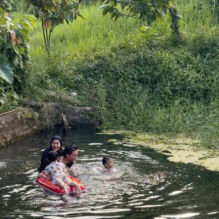 <p>Dalam&nbsp;<em>postingan</em>&nbsp;tersebut, Rey memperlihatkan kegiatan seru saat mengajak istri dan anak-anaknya berenang di sebuah telaga yang indah. &ldquo;&lsquo;Talaga&rsquo;. Dulu liburan itu tentang pergi sejauh mungkin. Sekarang liburan itu tentang pulang seutuhnya,&rdquo; tulis Rey, dikutip dari laman Instagram&nbsp;<em>@rey_mbayang,</em>&nbsp;Jumat (10/4/2026) .(Foto: Instagram @rey_mbayang)</p>