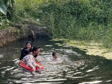 Seru, Rey Mbayang Ajak Dinda Hauw dan Kedua Anak Berenang di Telaga yang Indah