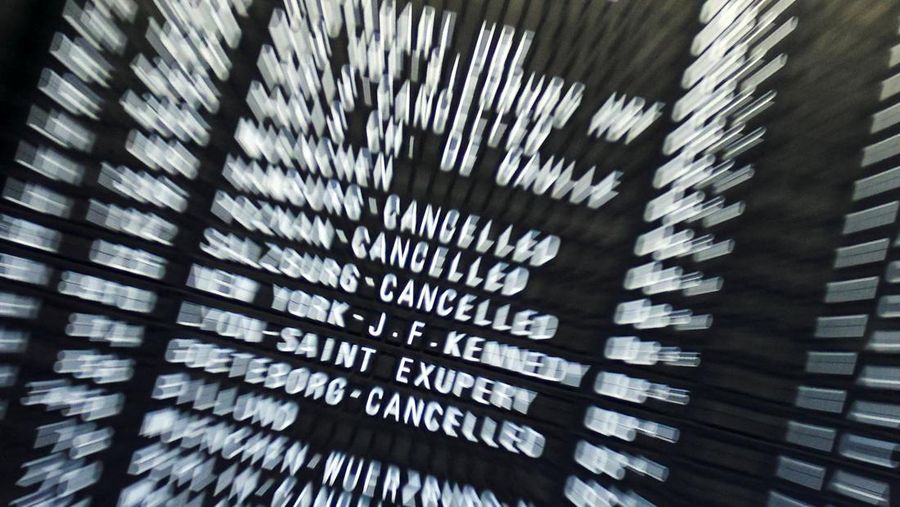 Orang-orang memandang papan info nan menampilkan penerbangan, nan sebagian besar dibatalkan, selama pemogokan oleh serikat UFO, nan mewakili awak kabin Lufthansa, di Bandara Frankfurt, Jerman, 10 April 2026. (REUTERS/Heiko Becker)