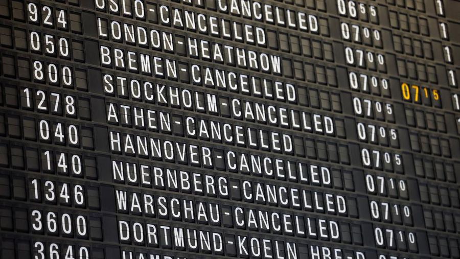 Orang-orang memandang papan info nan menampilkan penerbangan, nan sebagian besar dibatalkan, selama pemogokan oleh serikat UFO, nan mewakili awak kabin Lufthansa, di Bandara Frankfurt, Jerman, 10 April 2026. (REUTERS/Heiko Becker)