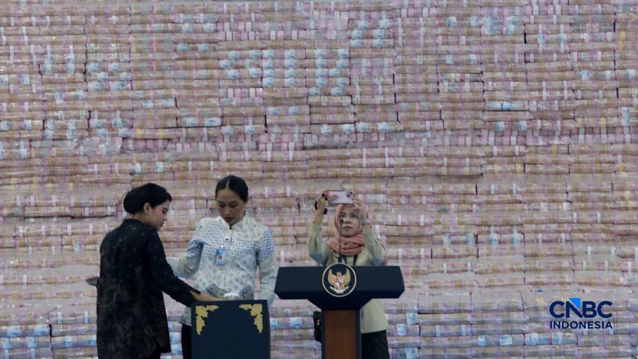 Sejumlah duit sitaan dalam Kegiatan Penyerahan Denda Administratif dan Penyelamatan Keuangan Negara Serta Penguasaan Kembali Kawasan Hutan Tahap VI Gedung Bundar Kejaksaan Agung, Jakarta, Jumat (10/04/2026). (CNBC Indonesia/Muhammad Sabki)