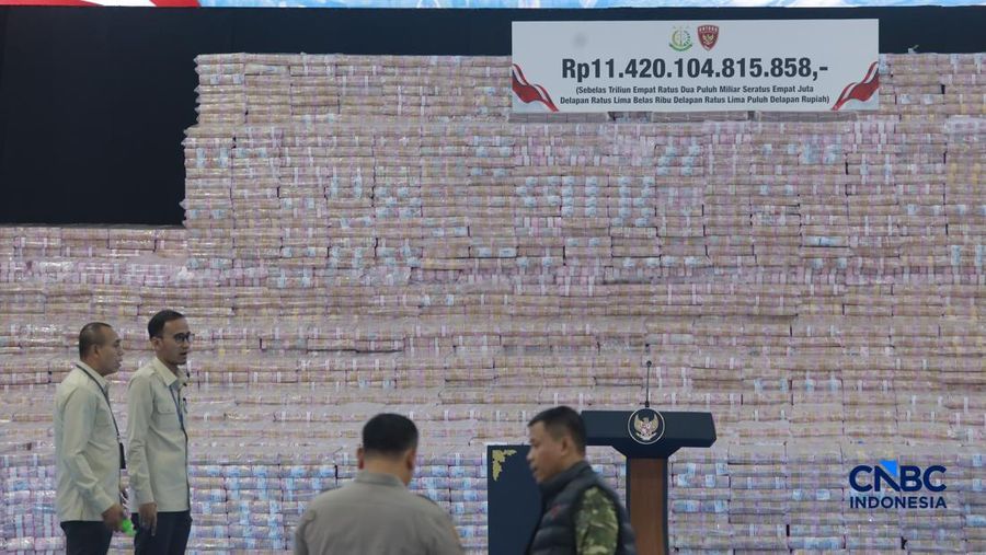 Sejumlah duit sitaan dalam Kegiatan Penyerahan Denda Administratif dan Penyelamatan Keuangan Negara Serta Penguasaan Kembali Kawasan Hutan Tahap VI Gedung Bundar Kejaksaan Agung, Jakarta, Jumat (10/04/2026). (CNBC Indonesia/Muhammad Sabki)