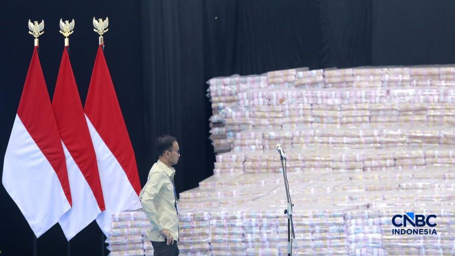 Sejumlah duit sitaan dalam Kegiatan Penyerahan Denda Administratif dan Penyelamatan Keuangan Negara Serta Penguasaan Kembali Kawasan Hutan Tahap VI Gedung Bundar Kejaksaan Agung, Jakarta, Jumat (10/04/2026). (CNBC Indonesia/Muhammad Sabki)