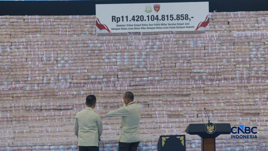 Sejumlah duit sitaan dalam Kegiatan Penyerahan Denda Administratif dan Penyelamatan Keuangan Negara Serta Penguasaan Kembali Kawasan Hutan Tahap VI Gedung Bundar Kejaksaan Agung, Jakarta, Jumat (10/04/2026). (CNBC Indonesia/Muhammad Sabki)