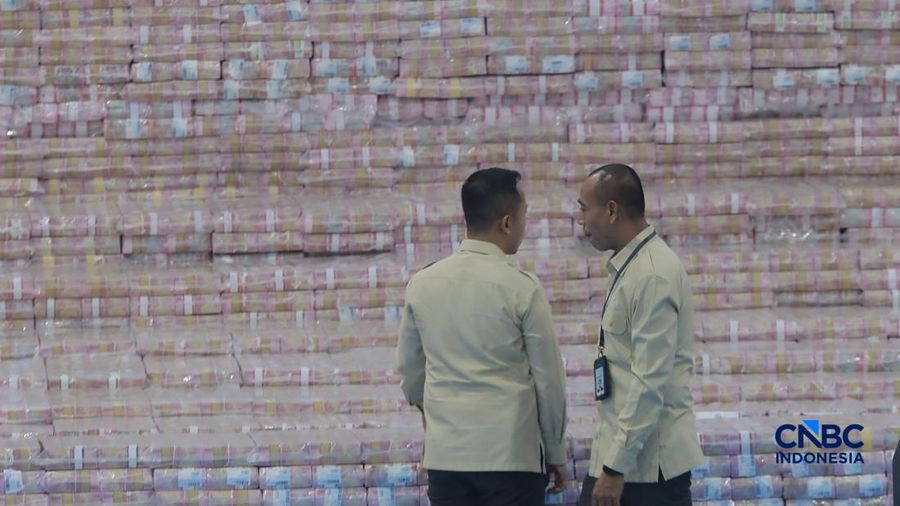 Sejumlah duit sitaan dalam Kegiatan Penyerahan Denda Administratif dan Penyelamatan Keuangan Negara Serta Penguasaan Kembali Kawasan Hutan Tahap VI Gedung Bundar Kejaksaan Agung, Jakarta, Jumat (10/04/2026). (CNBC Indonesia/Muhammad Sabki)