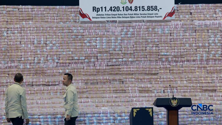 Sejumlah duit sitaan dalam Kegiatan Penyerahan Denda Administratif dan Penyelamatan Keuangan Negara Serta Penguasaan Kembali Kawasan Hutan Tahap VI Gedung Bundar Kejaksaan Agung, Jakarta, Jumat (10/04/2026). (CNBC Indonesia/Muhammad Sabki)