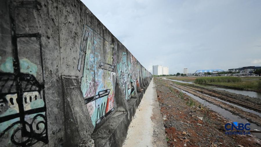 Sejumlah penduduk beraktivitas di area tanggul Pantai Muara Baru, Jakarta, Jumat (10/4/2026). (CNBC Indonesia/Tri Susilo)