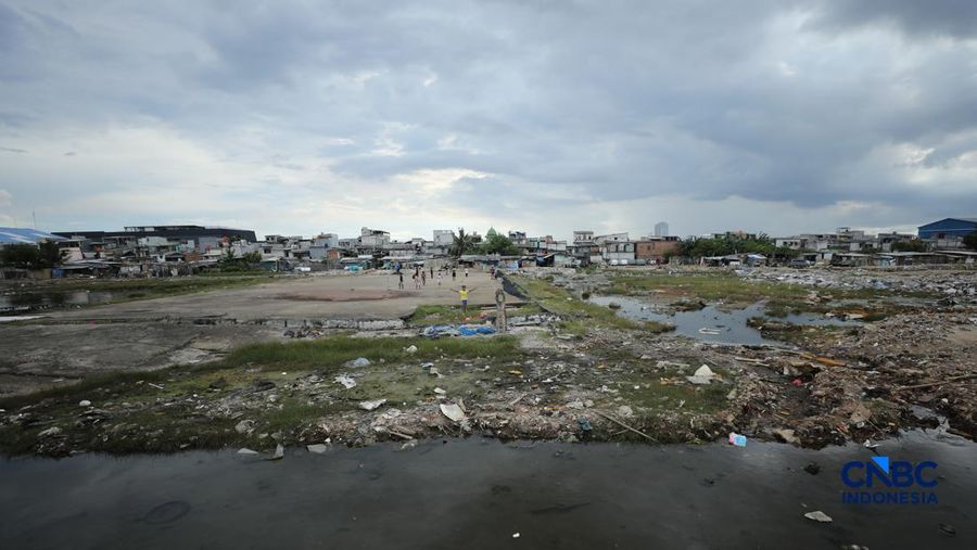 Sejumlah penduduk beraktivitas di area tanggul Pantai Muara Baru, Jakarta, Jumat (10/4/2026). (CNBC Indonesia/Tri Susilo)