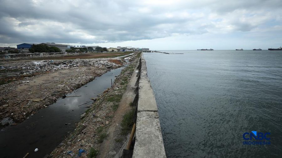Sejumlah penduduk beraktivitas di area tanggul Pantai Muara Baru, Jakarta, Jumat (10/4/2026). (CNBC Indonesia/Tri Susilo)