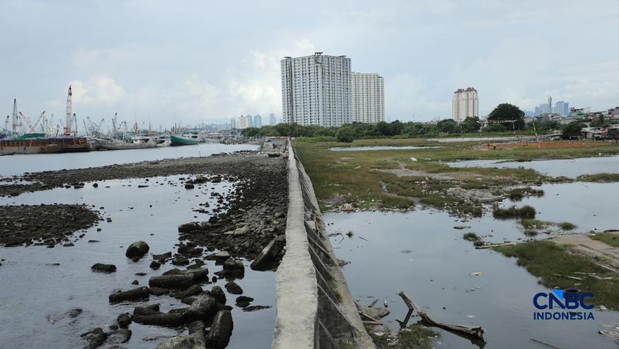 Sejumlah penduduk beraktivitas di area tanggul Pantai Muara Baru, Jakarta, Jumat (10/4/2026). (CNBC Indonesia/Tri Susilo)