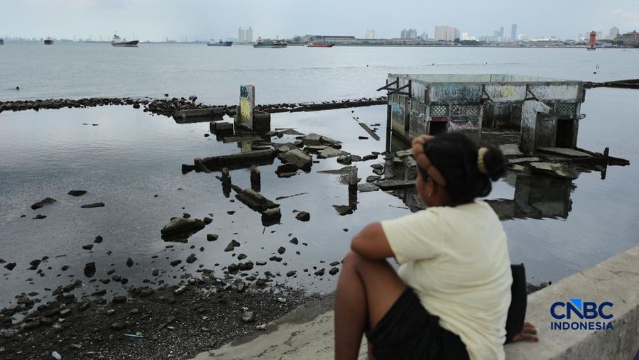 Sejumlah penduduk beraktivitas di area tanggul Pantai Muara Baru, Jakarta, Jumat (10/4/2026). (CNBC Indonesia/Tri Susilo)