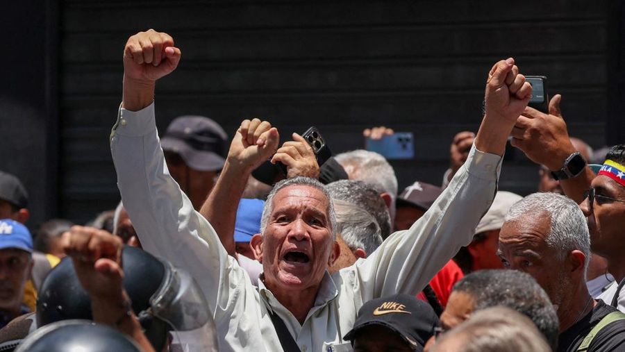 Para pekerja sektor publik berantem dengan Kepolisian Nasional Bolivarian selama protes nan menuntut bayaran lebih tinggi dan kondisi kerja nan lebih baik, di Caracas, Venezuela, 9 April 2026. (REUTERS/Leonardo Fernandez Viloria)