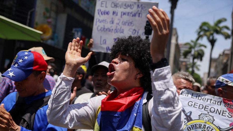Para pekerja sektor publik berantem dengan Kepolisian Nasional Bolivarian selama protes nan menuntut bayaran lebih tinggi dan kondisi kerja nan lebih baik, di Caracas, Venezuela, 9 April 2026. (REUTERS/Leonardo Fernandez Viloria)