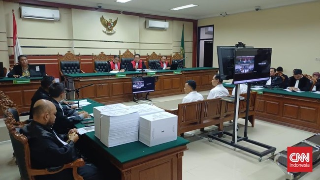 Bupati Ponorogo Sugiri Sancoko didakwa menerima suap Rp1,85 miliar dan gratifikasi Rp5,57 miliar. Sidang berlangsung di Pengadilan Tipikor Surabaya.