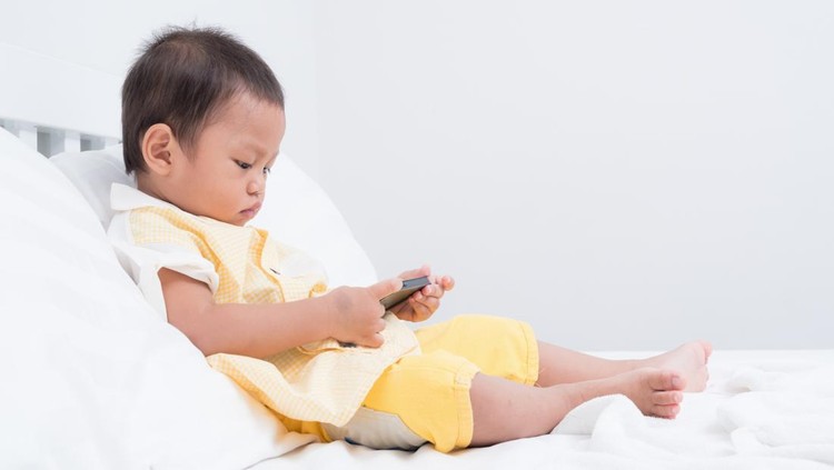 Studi Sebut Bayi Usia 9 Bulan Kini Rata-rata Menatap Layar 41 Menit Sehari