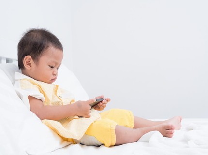 Studi Sebut Bayi Usia 9 Bulan Kini Rata-rata Menatap Layar 41 Menit Sehari