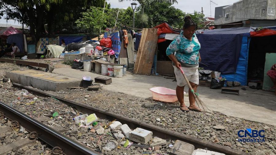 Suasana tempat tinggal nan berada di bantaran rel, area Senen, Jakarta Pusat, Jumat (10/4/2026). (CNBC Indonesia/Muhammad Sabki)