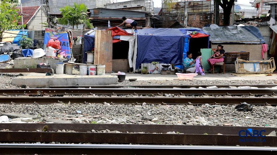 Suasana tempat tinggal nan berada di bantaran rel, area Senen, Jakarta Pusat, Jumat (10/4/2026). (CNBC Indonesia/Muhammad Sabki)