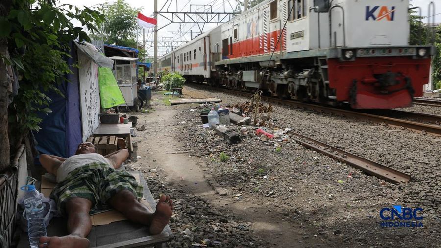 Suasana tempat tinggal nan berada di bantaran rel, area Senen, Jakarta Pusat, Jumat (10/4/2026). (CNBC Indonesia/Muhammad Sabki)
