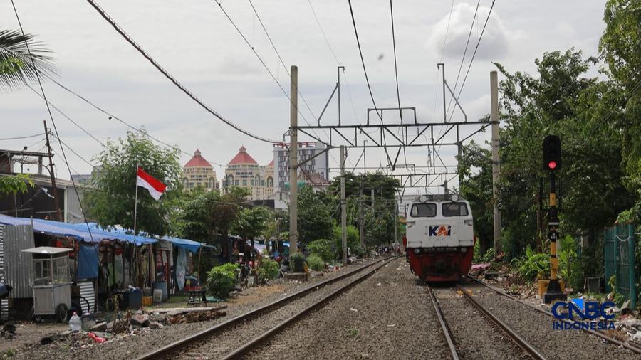 Suasana tempat tinggal nan berada di bantaran rel, area Senen, Jakarta Pusat, Jumat (10/4/2026). (CNBC Indonesia/Muhammad Sabki)