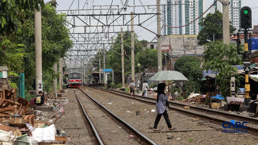 Suasana tempat tinggal nan berada di bantaran rel, area Senen, Jakarta Pusat, Jumat (10/4/2026). (CNBC Indonesia/Muhammad Sabki)