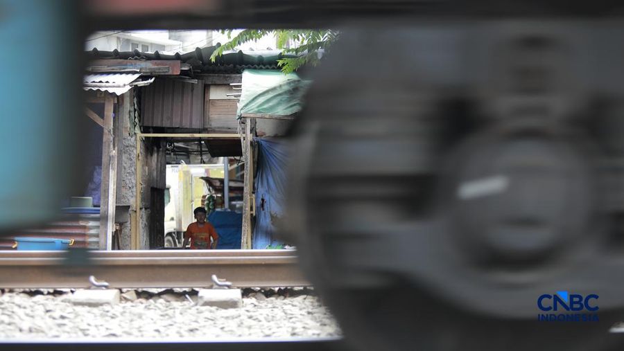 Suasana tempat tinggal nan berada di bantaran rel, area Senen, Jakarta Pusat, Jumat (10/4/2026). (CNBC Indonesia/Muhammad Sabki)