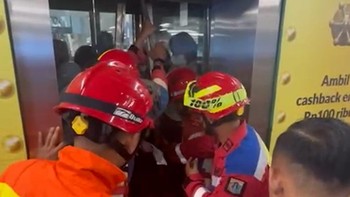 Aksi Heroik Damkar Selamatkan Penumpang Terjebak di Lift MRT
