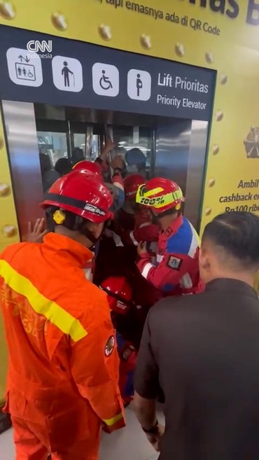 Aksi Heroik Damkar Selamatkan Penumpang Terjebak di Lift MRT