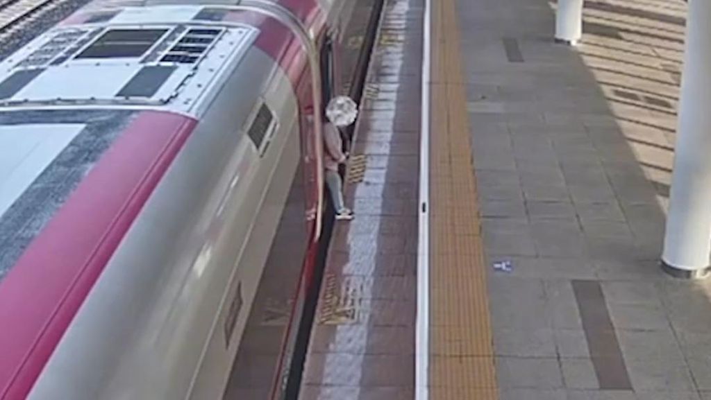 Viral Keberangkatan Whoosh Molor usai Penumpang Tahan Pintu Kereta