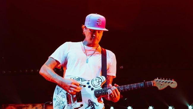Cerita Unik Tom Delonge Pamer Foto Alien Mati di Acara Nikahan Sahabat