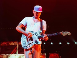 Cerita Unik Tom Delonge Pamer Foto Alien Mati di Acara Nikahan Sahabat