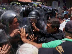 Video Demo Upah di Venezuela Berujung Ricuh dengan Polisi