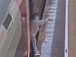 Viral Penumpang Tahan Pintu Whoosh, Begini Cara Urus Barang Tertinggal