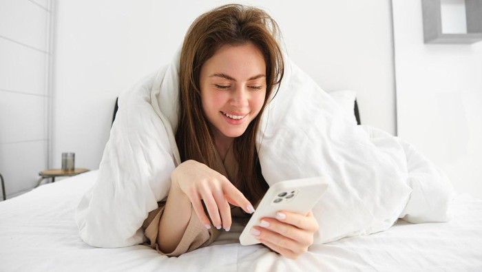 5 Ciri Kepribadian Orang yang Langsung Cek HP Setelah Bangun Tidur
