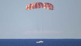 FOTO: Pendaratan Sukses Astronaut Artemis II Kembali ke Bumi
