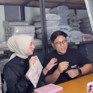 Bebas dari Penjara, Ini 7 Potret Kegiatan Doni Salmanan Bantu Istri Jualan Hijab