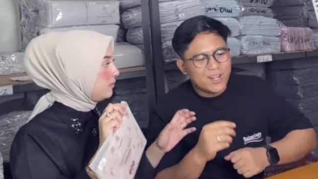Bebas dari Penjara, Ini 7 Potret Kegiatan Doni Salmanan Bantu Istri Jualan Hijab