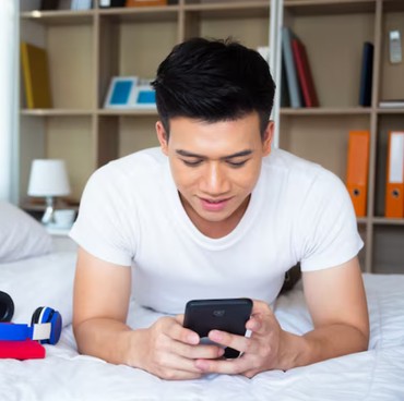 Tanda Pria Suka dari Chat, Perhatikan Kebiasaan Ini Saat Dia Menghubungimu