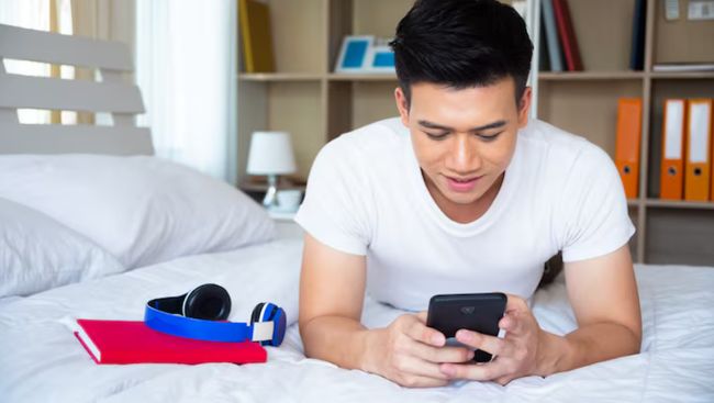 Tanda Pria Suka dari Chat, Perhatikan Kebiasaan Ini Saat Dia Menghubungimu