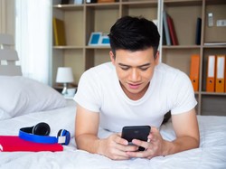 Tanda Pria Suka dari Chat, Perhatikan Kebiasaan Ini Saat Dia Menghubungimu