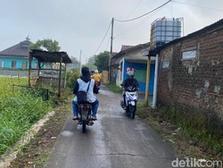 Keluh Warga Terjang Jalur Alternatif Hindari Banjir Sapan Bandung