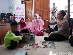 Kapolres Bojonegoro Beri Laptop ke Bocah SD Jago Reparasi Elektronik