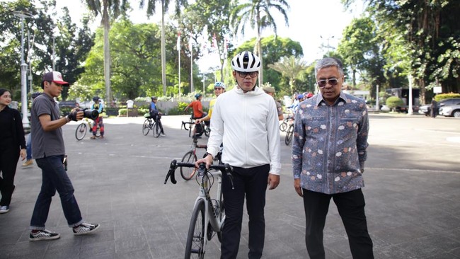 Wamendagri Bima Arya tinjau WFH ASN di Bogor, apresiasi penggunaan aplikasi e-kinerja untuk pengawasan produktivitas dan efisiensi anggaran.