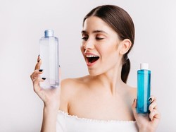 Micellar Water vs Toner, Apa Bedanya dan Mana yang Lebih Penting untuk Skincare?