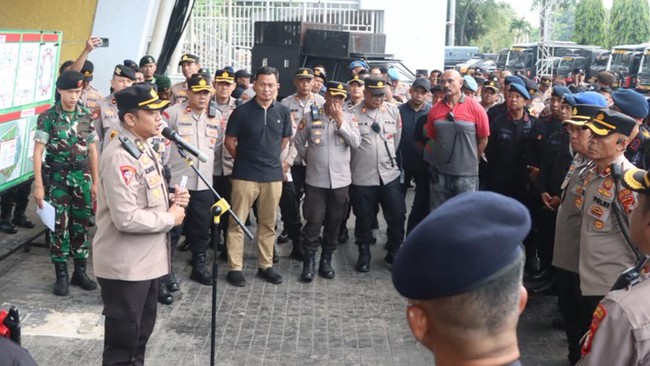 Kapolres Metro Jakarta Pusat minta suporter jaga ketertiban saat laga Persija vs Persebaya. 2.730 personel dikerahkan untuk pengamanan di SUGBK.