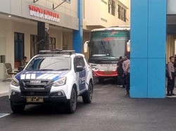 12 Pejabat Tulungagung Kena OTT KPK Dibawa ke Juanda Naik Bus Harapan Jaya