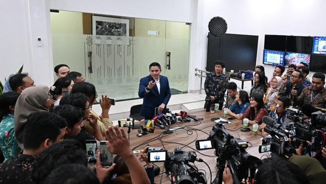 Seskab Teddy Indra Wijaya menyoroti 'inflasi pengamat' yang menyebarkan opini tanpa data akurat. Ia mengajak masyarakat untuk kritik konstruktif.
